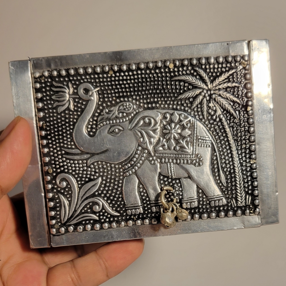 Vtg hammered silver metal embossed jewelry box with elephant blue velvet lining